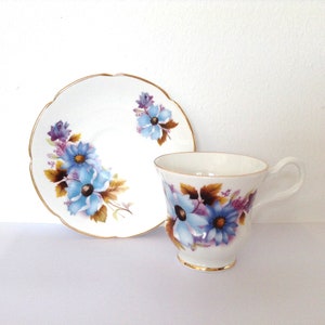 Vintage Royal Grafton Fine Bone China Inglaterra taza de porcelana y platillo con margaritas azules y hojas de otoño