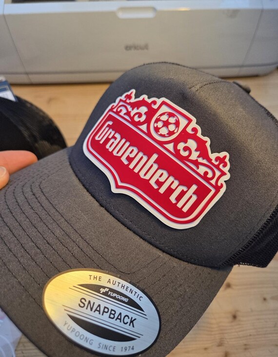 Cappellino Liverpool FC con logo in gomma Gravenberch Italia