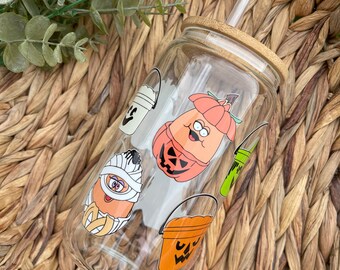 Peut inclure: Un bocal en verre transparent avec un couvercle en bambou et une paille. Le bocal est décoré d'autocollants sur le thème d'Halloween, dont une citrouille, un fantôme, une momie et un seau.