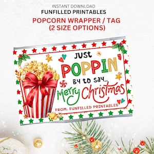 Puede incluir: Una envoltura o etiqueta de palomitas de maíz festiva con un recipiente de palomitas de maíz a rayas rojas y blancas, rebosante de palomitas de maíz y un lazo rojo. El diseño incluye el texto "Just Poppin' By to Say... Merry Christmas" y está decorado con estrellas y acebo.