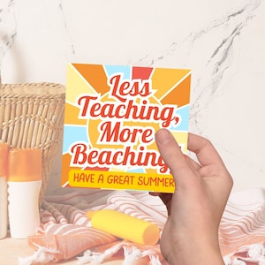 Étiquette-cadeau de fin d'année pour enseignant, Moins d'enseignement, plus de plage, Étiquette de serviette de plage pour enseignant d'été, Cadeau de dernier jour d'école pour enseignant, Cadeau d'été