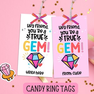 Puede incluir: Dos etiquetas de regalo imprimibles de color rosa y blanco con un diseño de diamante y el texto "Hey friend, you're a TRUE GEM!" Una etiqueta dice "Write here" y la otra dice "From: Cutie".