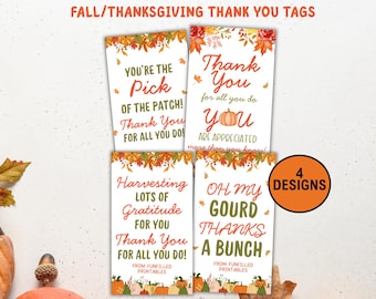 Può includere: Quattro etichette di ringraziamento a tema autunnale con foglie e zucche. Le etichette presentano frasi come "You're the Pick of the Patch!" e "Harvesting Lots of Gratitude." Un cerchio indica "4 Designs."