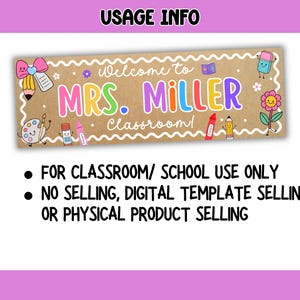 Pu&ograve; includere: Un cartello rettangolare per l'aula su sfondo marrone con bordi smerlati bianchi. Il testo recita Welcome to MRS. MILLER Classroom! circondato da illustrazioni colorate di una matita, una tavolozza, pastelli, una gomma e un fiore sorridente.