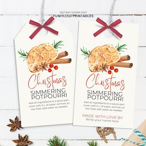 Peut inclure: Deux étiquettes cadeaux de pot-pourri de Noël avec des illustrations à l'aquarelle de tranches d'orange, de bâtons de cannelle et d'anis étoilé. Les étiquettes ont des nœuds rouges et le texte "Christmas Simmering Potpourri". Les étiquettes sont attachées avec de la ficelle.