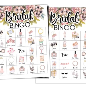 Puede incluir: Dos tarjetas de bingo de boda de color rosa y blanco con un dise&ntilde;o floral. Las tarjetas tienen un espacio libre en el centro y est&aacute;n llenas de varios art&iacute;culos relacionados con una despedida de soltera, como un anillo, perfume, esmalte de u&ntilde;as y una corona de flores.