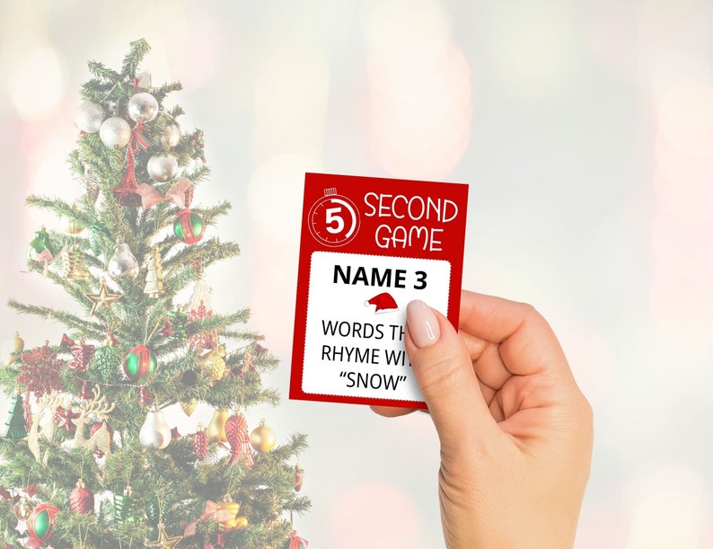 Pu&ograve; includere: Carta rossa con un'icona di timer bianca che mostra il numero 5 e il testo "Secondo Gioco". La carta ha anche il testo "Nomina 3 parole che fanno rima con "neve"" con un'icona di cappello di Babbo Natale rosso.