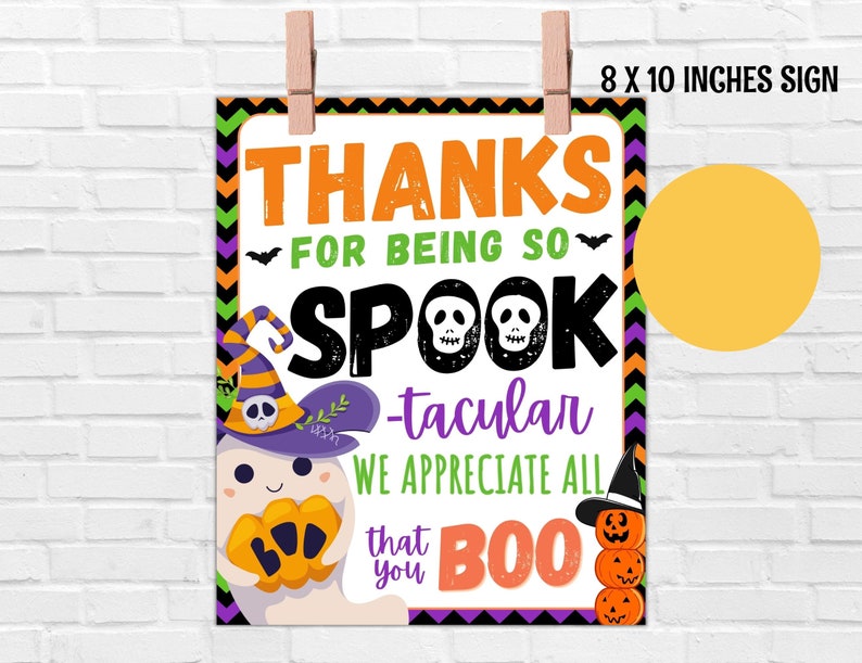 K&ouml;nnte beinhalten: Ein druckbares Halloween-Schild im Format 20,3 x 25,4 cm mit einem Geist, der einen K&uuml;rbis h&auml;lt, und dem Text "Danke, dass du so Spook-tacular bist. Wir sch&auml;tzen alles, was du BOO."