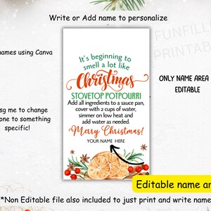 Puede incluir: Una impresi&oacute;n rectangular blanca con el texto "It's beginning to smell a lot like Christmas" y las instrucciones "Stovetop Potpourri". Incluye un espacio para un nombre y elementos decorativos de naranjas, bayas y vegetaci&oacute;n. Tambi&eacute;n se incluye el texto "Only name area is editable".