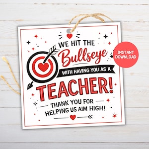 Puede incluir: Una etiqueta de regalo cuadrada blanca con texto y gráficos rojos y negros. La etiqueta dice "WE HIT THE Bullseye WITH HAVING YOU AS A TEACHER! THANK YOU FOR HELPING US AIM HIGH!" Un círculo rojo con "INSTANT DOWNLOAD" está a la derecha.