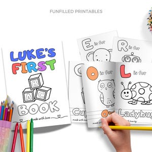 Può includere: Un set di pagine da colorare stampabili per il primo libro di un bambino. Le pagine presentano le lettere E, R, O e L con illustrazioni di un elefante, un robot, un gufo e una coccinella. La pagina di copertina dice "LUKE'S FIRST BOOK" con una pila di blocchi dell'alfabeto.