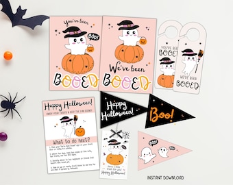Könnte beinhalten: Eine Sammlung von Halloween-Druckvorlagen mit einem Cartoon-Geist. Das Set enthält Karten, Türanhänger und Wimpel mit Sätzen wie "You've been BOOED" und "Happy Halloween!" in Orange und Schwarz, ideal für Halloween.