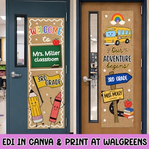 Pu&ograve; includere: Due striscioni verticali per porte di aule con sfondo color cuoio. Lo striscione sinistro presenta il testo "WELCOME to Mrs. Miller classroom", una bandiera "3RD GRADE" e personaggi a forma di matita e pastello. Quello destro mostra uno scuolabus, un arcobaleno, "Our ADVENTURE begins!", cartelli "3RD GRADE" e "MISS MOLLY" e libri.