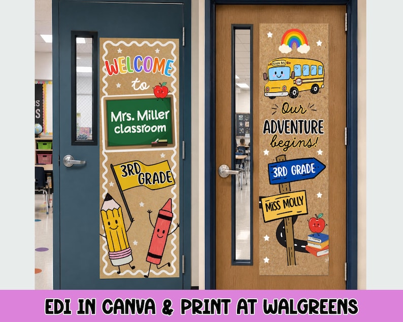 Pu&ograve; includere: Due striscioni verticali per porte di aule con sfondo color cuoio. Lo striscione sinistro presenta il testo "WELCOME to Mrs. Miller classroom", una bandiera "3RD GRADE" e personaggi a forma di matita e pastello. Quello destro mostra uno scuolabus, un arcobaleno, "Our ADVENTURE begins!", cartelli "3RD GRADE" e "MISS MOLLY" e libri.