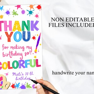 以下が含まれることがあります： 私の誕生日をこんなにカラフルにしてくれてありがとう。カラフルな絵の具の飛沫と「私の誕生日をこんなにカラフルにしてくれてありがとう」というテキストが書かれた印刷可能なサンキューカード。カードには「Misti's 10th birthday」というテキストも含まれています。