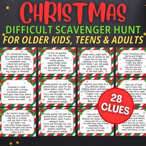 Könnte beinhalten: Ein weihnachtliches Schnitzeljagdspiel für ältere Kinder, Jugendliche und Erwachsene. Das Spiel enthält 28 Hinweise auf rot-grünen Karten mit festlichen Stechpalmen-Designs. Der Titel ist rot und grün.