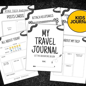Puede incluir: Un conjunto de p&aacute;ginas de papel blanco con texto negro, dise&ntilde;adas como un diario de viaje para ni&ntilde;os. El diario incluye indicaciones para fotos de viajes, postales y entradas diarias. Un c&iacute;rculo amarillo dice "KIDS JOURNAL".