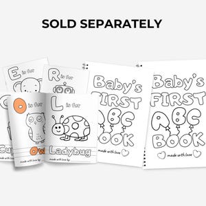 Puede incluir: P&aacute;ginas para colorear en blanco y negro que presentan el alfabeto con ilustraciones de animales y objetos. El t&iacute;tulo del libro es "Baby's First ABC Book".