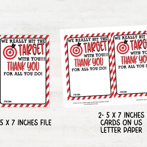 Puede incluir: Dos tarjetas de agradecimiento imprimibles con un fondo a rayas rojo y blanco. Las tarjetas presentan un objetivo rojo con una flecha negra y el texto "We really hit the target with you!!! Thank you for all you do!"