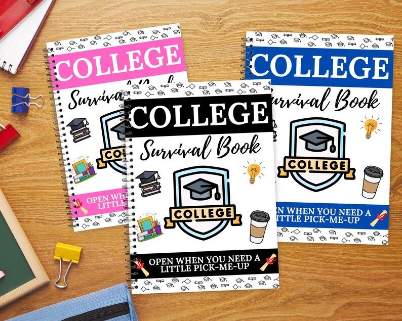 Op de afbeelding: Drie spiraalgebonden notitieboeken met de tekst "COLLEGE Survival Book" in roze, zwart en blauw. Elk notitieboek bevat een college-thema grafiek met een afstudeerhoed, boeken en een koffiekopje. De zin "OPEN WHEN YOU NEED A LITTLE PICK-ME-UP" is ook zichtbaar.