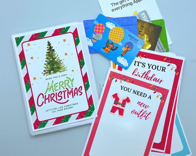Puede incluir: Un conjunto de tarjetas de regalo y tarjetas de felicitaci&oacute;n. Una tarjeta dice "Merry Christmas" con una ilustraci&oacute;n de un &aacute;rbol de Navidad. Otra tarjeta dice "It's your birthday" y "You need a new outfit". Otras tarjetas incluyen una tarjeta de regalo de Walmart y una tarjeta Visa.