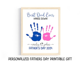 Könnte beinhalten: Druckbare Vatertagskarte mit blauen und rosa Handabdrücken, dem Text "Best Dad Ever HANDS DOWN!" und den Namen "emily john" und "FATHER'S DAY 2024".