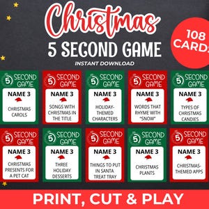 Puede incluir: Un juego de fiesta con temática navideña con 108 cartas. Las tarjetas del juego son rojas y verdes, con indicaciones como "Villancicos" y "Songs with Christmas in the Title". El juego es una descarga instantánea, listo para imprimir, cortar y jugar.