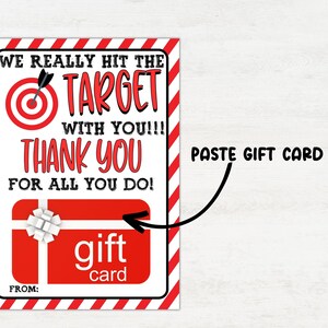 Puede incluir: Tarjeta roja y blanca a rayas con un objetivo de diana y el texto "WE REALLY HIT THE TARGET WITH YOU!!! THANK YOU FOR ALL YOU DO!" Se muestra una tarjeta de regalo roja con rayas blancas y el texto "gift card". El texto "PASTE GIFT CARD HERE" est&aacute; escrito encima de la tarjeta de regalo.