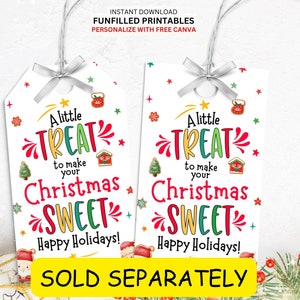 K&ouml;nnte beinhalten: Zwei druckbare Weihnachtsgeschenkanh&auml;nger mit wei&szlig;em Hintergrund und farbenfrohen festlichen Designs. Die Anh&auml;nger zeigen den Text "Ein kleiner Leckerbissen, um Ihr Weihnachten s&uuml;&szlig; zu machen" und "Frohe Weihnachten!"