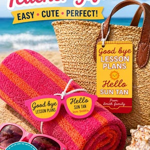 Op de afbeelding: Een strandthema cadeau-idee voor leraren met een opgerolde roze en oranje gestreepte handdoek, zonnebril en een geweven draagtas. De afbeelding bevat labels met "Good bye LESSON PLANS" en "Hello SUN TAN".