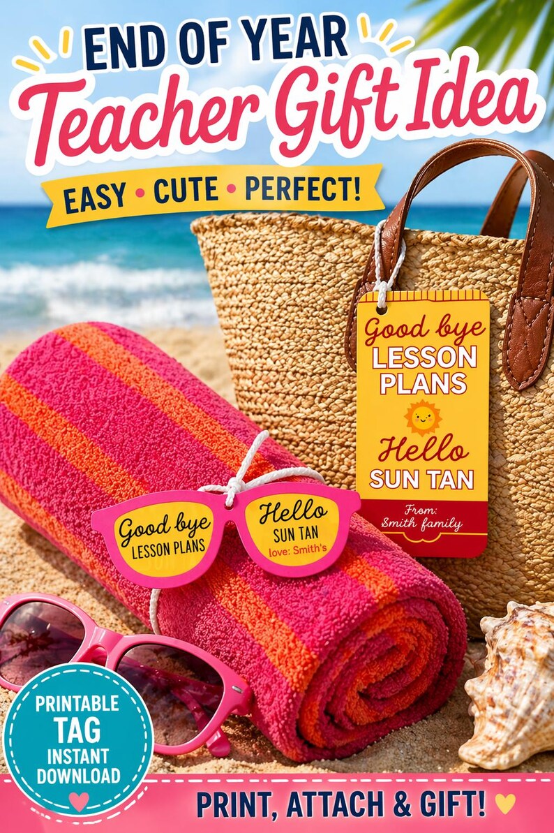 Op de afbeelding: Een strandthema cadeau-idee voor leraren met een opgerolde roze en oranje gestreepte handdoek, zonnebril en een geweven draagtas. De afbeelding bevat labels met "Good bye LESSON PLANS" en "Hello SUN TAN".