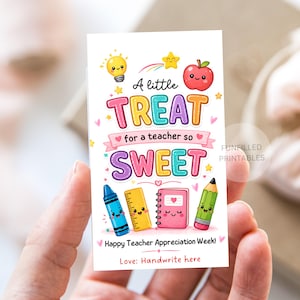 Puede incluir: Una tarjeta colorida con el texto "A little TREAT for a teacher so SWEET". La tarjeta presenta ilustraciones de una bombilla, una manzana, un crayón, una regla, un cuaderno y un lápiz. También se incluye el texto "Happy Teacher Appreciation Week!" y "Love: Handwrite here".