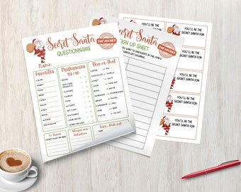 Könnte beinhalten: Ein Secret Santa Fragebogen, Anmeldebogen und Geschenkanhänger werden auf einer hellen Holzoberfläche angezeigt. Der Fragebogen enthält Abschnitte für Favoriten und Präferenzen. Eine Tasse Kaffee und ein roter Stift sind ebenfalls vorhanden.