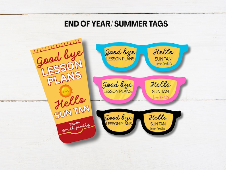 Op de afbeelding: Zomertags met de tekst "Good bye LESSON PLANS" en "Hello SUN TAN". De tags zijn in de vorm van een zonnebril en een zonnebrandcr&egrave;metube. De zonnebrillen zijn blauw, roze en zwart.