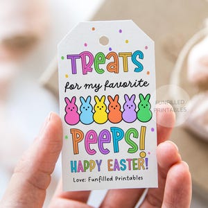 Puede incluir: Una etiqueta de regalo colorida con el texto "TREATS for my favorite PEEPS! HAPPY EASTER! Love: Funfilled Printables". La etiqueta presenta una fila de seis Peeps de dibujos animados, cada uno de un color diferente.