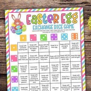 Puede incluir: Un juego de dados de intercambio de huevos de Pascua imprimible con dados coloridos e instrucciones. El juego incluye instrucciones para intercambiar huevos con otros jugadores en función del lanzamiento de los dados.