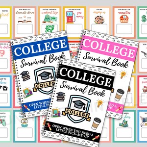 Op de afbeelding: Drie spiraalgebonden "College Survival Book" notitieboeken in blauw, roze en zwart, met een college-thema logo. Rondom de notitieboeken liggen kleurrijke kaarten met zinnen als "Je bent moe" en "Je wilt een zoete traktatie."