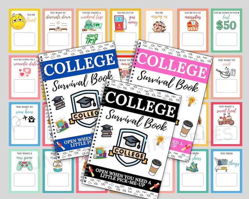 Op de afbeelding: Drie spiraalgebonden "College Survival Book" notitieboeken in blauw, roze en zwart, met een college-thema logo. Rondom de notitieboeken liggen kleurrijke kaarten met zinnen als "Je bent moe" en "Je wilt een zoete traktatie."