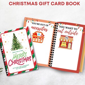 Puede incluir: Un libro de tarjetas de regalo de Navidad con tres p&aacute;ginas abiertas. La portada presenta un &aacute;rbol de Navidad y las palabras "Merry Christmas". Otras p&aacute;ginas tienen ilustraciones y frases como "You're out of necessities" y "You want to eat outside."