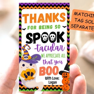 K&ouml;nnte beinhalten: Ein Halloween-Dankesch&ouml;n-Etikett mit einem niedlichen Geist, der einen K&uuml;rbis h&auml;lt. Das Etikett lautet "Danke, dass du so Spook-tacular bist. Wir sch&auml;tzen alles, was du BOO. Mit Liebe: Logan".