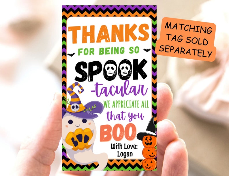 K&ouml;nnte beinhalten: Ein Halloween-Dankesch&ouml;n-Etikett mit einem niedlichen Geist, der einen K&uuml;rbis h&auml;lt. Das Etikett lautet "Danke, dass du so Spook-tacular bist. Wir sch&auml;tzen alles, was du BOO. Mit Liebe: Logan".