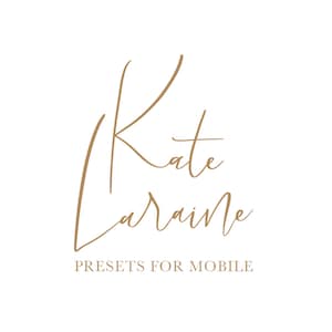 以下が含まれることがあります： モバイルデバイス用のプリセットを提供する「Kate Larraine」というビジネスのロゴ。ロゴは筆記体で書かれており、茶色です。