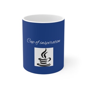 Può includere: Una tazza in ceramica blu con un bordo bianco e il testo "Cup of inspiration" in corsivo bianco. Una silhouette nera di una tazza di caffè con vapore che sale da essa è al centro della tazza.