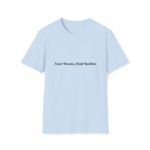 Op de afbeelding: Lichtblauw T-shirt met de tekst "Azure Dreams, Cloud Realities" in zwart gedrukt.