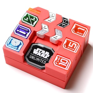 以下が含まれることがあります： 赤色のプラスチック製のサイコロトレイで、さまざまな色のサイコロを入れるための仕切りがあります。トレイの前面には、スターウォーズアンリミテッドのロゴがあります。