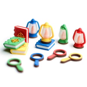 Puede incluir: Una colección de miniaturas decorativas coloridas. Incluye pequeños libros en rojo, verde y amarillo, linternas en azul, amarillo, verde y rojo, y lupas en verde, azul, rojo y amarillo. Todos los elementos están sobre un fondo blanco.
