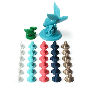 Pode incluir: Um conjunto de 28 miniaturas, incluindo um peixe voador, uma escola de peixes e 24 figuras em cinco cores diferentes: branco, turquesa, coral, azul marinho e dourado.