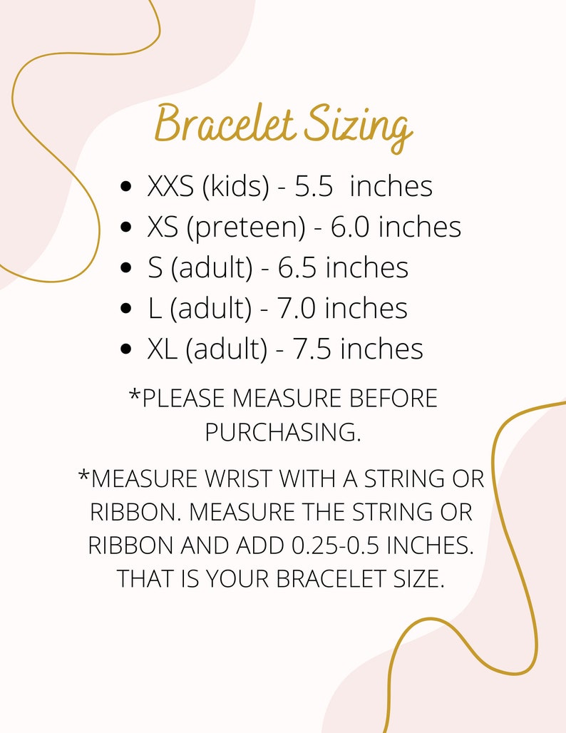 Op de afbeelding: Een roze en gouden afbeelding met instructies over hoe je je pols kunt meten voor de maatvoering van armbanden. De afbeelding bevat de tekst "Bracelet Sizing" en geeft verschillende maten met bijbehorende metingen in inches. De tekst bevat ook instructies over hoe je je pols kunt meten met een touwtje of lint.
