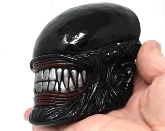 Hand-Painted Alien Xenomorph Bust: Wall-Mounted Resin Plaque