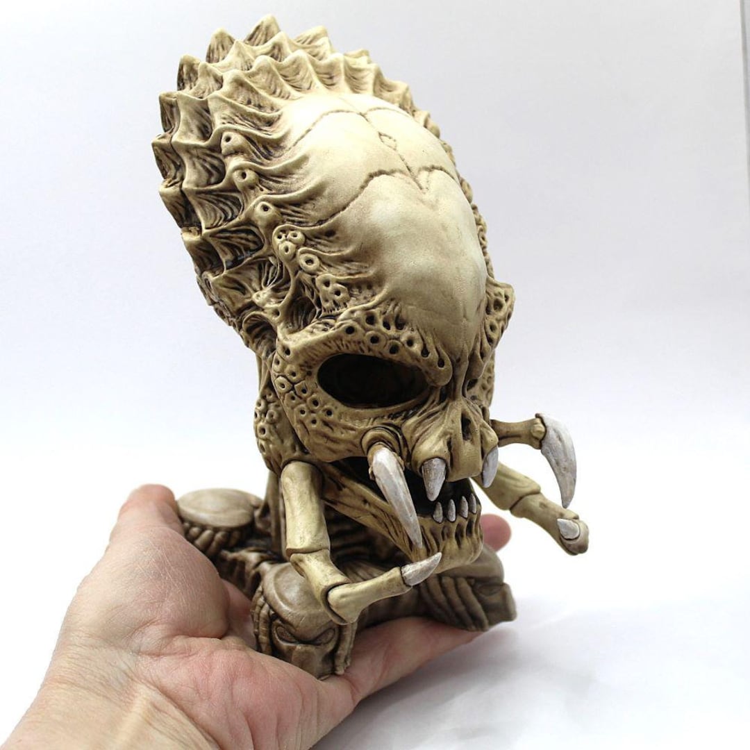 Predator Skull Dreadlock Holes Model Figurine: Aged Bone Finish